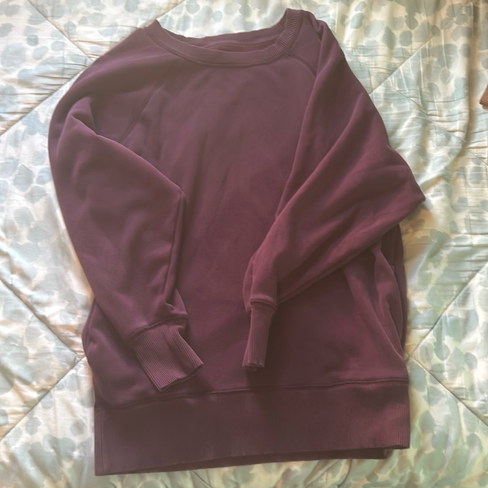 Crewneck hoodie with pockets on each side.